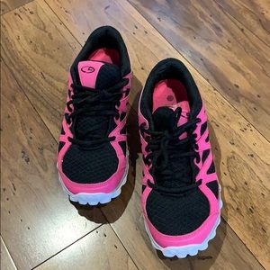 Women’s tennis shoes